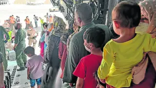 Niños y adultos afganos llegan en un A400M desde Kabul a Dubái el pasado viernes.