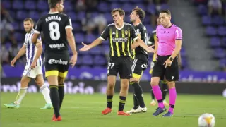 Francho, Eguaras y Adrián González se lamentan tras una mala jugada en el último tramo del partido Valladolid-Real Zaragoza.
