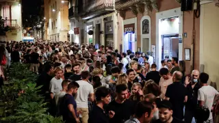 Imagen de las fiestas en el barrio de Gracia de Barcelona este sábado.