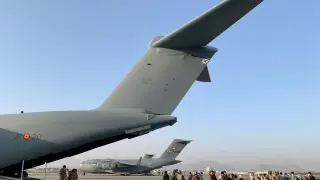 Los dos aviones con 177 evacuados a España, a su salida del aeropuerto de Kabul.