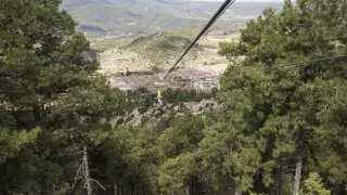 La tirolina de Fuentespalda -en la foto-, la más grande de Europa, salva un desnivel de 200 metros.