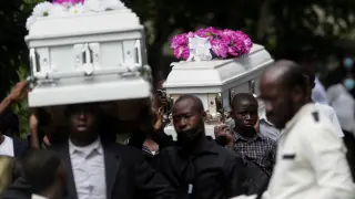 Traslado al cementerio de ataúdes con fallecidos en el terremoto de Haití