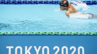 Un nadador paralímpico entrena en Tokyo.