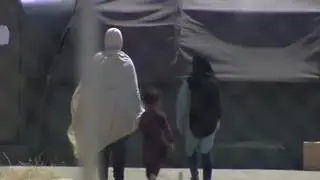 Varias ONG ayudan a los refugiados afganos que llegan aterrados y en estado de shock