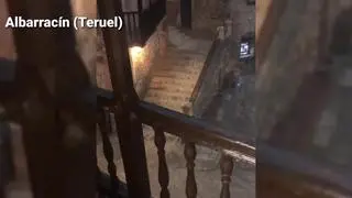 Algunas casas de la localidad también sufrieron inundaciones en patios y garajes, mientras que la plaza de Albarracín se convirtió por momentos en una balsa de agua