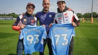 Los hermanos Márquez visitan la ciudad deportiva del Manchester City antes del GP de Inglaterra de MotoGP
