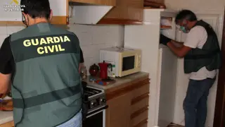 La Guardia Civil, durante el registro de la vivienda que servía de laboratorio en Cella.