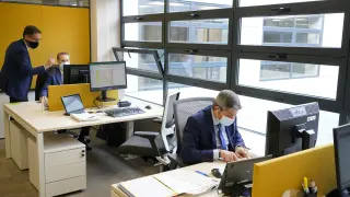Trabajadores en un oficina de Caixa Bank de la Gran Vía de Bilbao