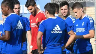 Varios jugadores del Real Zaragoza en un entrenamiento de esta semana pasada. Mirando a cámara, segundo por la derecha, Álvaro Giménez.