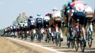 El pelotón de la Vuelta Ciclista a España, entre las localidades de Belmez (Córdoba) y Villanueva de la Serena (Badajoz)