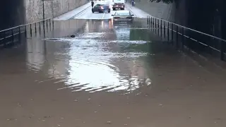 Inundaciones en una calle de Monzón, donde han caído 50 litros en menos de una hora.