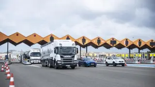 Acumulación de camiones en el área de peaje de Pina de Ebro, donde no ha retenciones este miércoles.