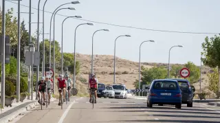 Varios ciclistas atraviesan la N-330, vía con escaso tráfico en la actualidad, a su paso por María de Huerva.