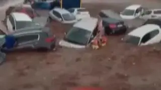 Angustioso rescate a un niño entre coches apilados por las inundaciones en Toledo