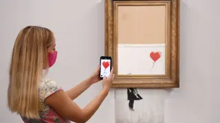 "El amor está en la papelera" del artista callejero británico anónimo Banksy