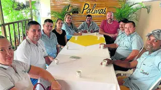 Alberto Arellano, con representantes de la empresa Aprocasur, en Colombia.