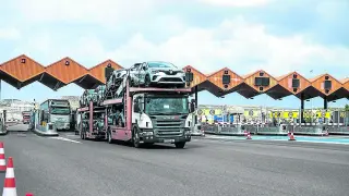 Camiones cruzan el área de peaje de Pina de Ebro, el más grande de la AP-2 en Aragón.