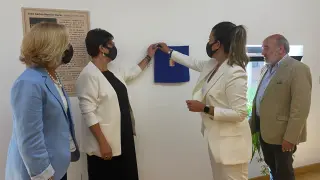 Julia y Náyade, viuda e hija de Carlos Moncín, descubren la placa en homenaje al fotógrafo en la Biblioteca de Calatayud.