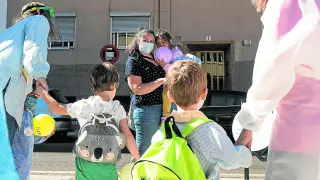 Varios niños, el año pasado durante la primera jornada del curso escolar en un colegio de Zaragoza.
