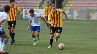 Dos jugadores zaragocistas presionan a un jugador del Sant Andreu.