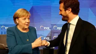Casado saludando a Merkel