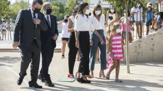 Sofía guía a la reina Letizia en su visita al colegio Odón de Buen de Zuera