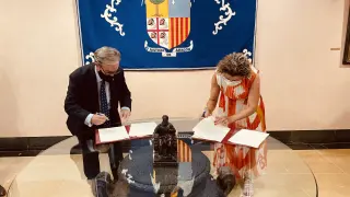Firma del convencio entre el Justicia de Aragón y la Universidad San Jorge.