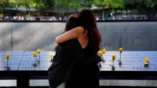Dos mujeres abrazadas ante el memorial por las víctimas del 11-S USA 9/11 20TH ANNIVERSARY