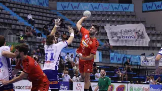 Joao Pinto, del Bada Huesca, realiza un lanzamiento ante la defensa del Granollers.