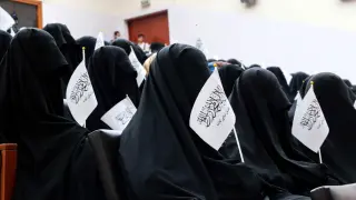 Mujeres pro-talibán escuchan una arenga en un aula de la univesidad antes de una manifestación.