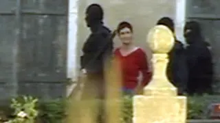 Policías franceses escoltan a María Soledad Iparraguirre en 2004 en el caserio en el que fue detenida en la localidad francesa de Salis-de-Béarn