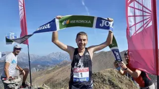 Daniel Osanz entra victorioso en la meta del Pico Las Lomas
