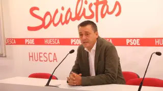 Fernando Sabés en la rueda de prensa de anuncio de su candidatura.