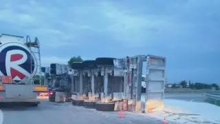 El camión ha quedado volcado sobre su costado derecho.