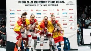 La selección de baloncesto 3x3, con la jugadora del Casademont Zaragoza Vega Gimeno (segunda por la derecha), flamante campeona de Europa