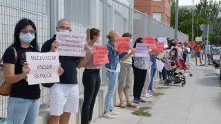 Los padres de los alumnos han rodeado el centro escolar mostrando pancartas reivindicativas.