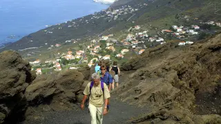Varias personas suben al mirador de Cumbre Vieja, una zona al sur de la isla que podría verse afectada por una posible erupción volcánica.
