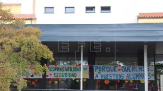Vista general del CEIP Alba Plata de Cáceres, cuyos profesores han decidido por unanimidad que no impartirán clase en un aula aparte a dos hermanas cuya familia se niega a que usen mascarilla en el centro.