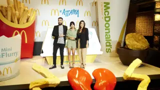 Aitana, en el centro, con Dani Mateo y una representante de McDonald's.