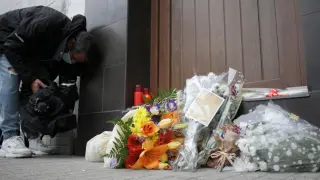 Unas flores recuerdan a la mujer asesinada en La Coruña.