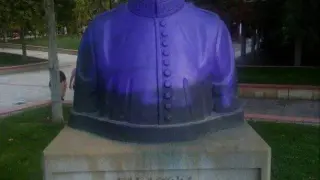 El busto de Ángel Sanz Briz amanece vandalizado.