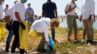 La reina Sofía participa en la recogida de 'basuraleza' en una playa de Alicante