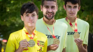 Sergio del Barrio y Daniel y Álvaro Osanz, con sus medallas de campeones de España.