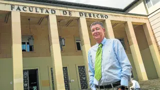 José María Gimeno Feliú, en la puerta de la Facultad de Derecho.