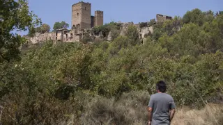 Los restos del castillo de Ruesta presiden el caserío del pueblo en reconstrucción.