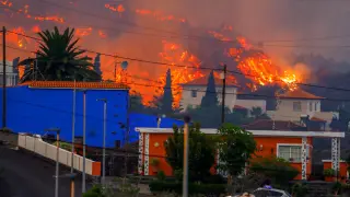Lava detrás de varias casas en La Palma