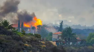 Una casa en llamas debido a la lava del volcán.