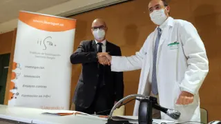El director científico del ISS, Ángel Lanas y el gerente del sector de Barbastro, José Ignacio Castaño, tras la firma del acuerdo.