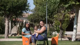 Romina Asenova y su hija Sveti en el parque municipal