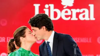 Justin Trudeau celebra su victoria junto a su mujer, Sophie.